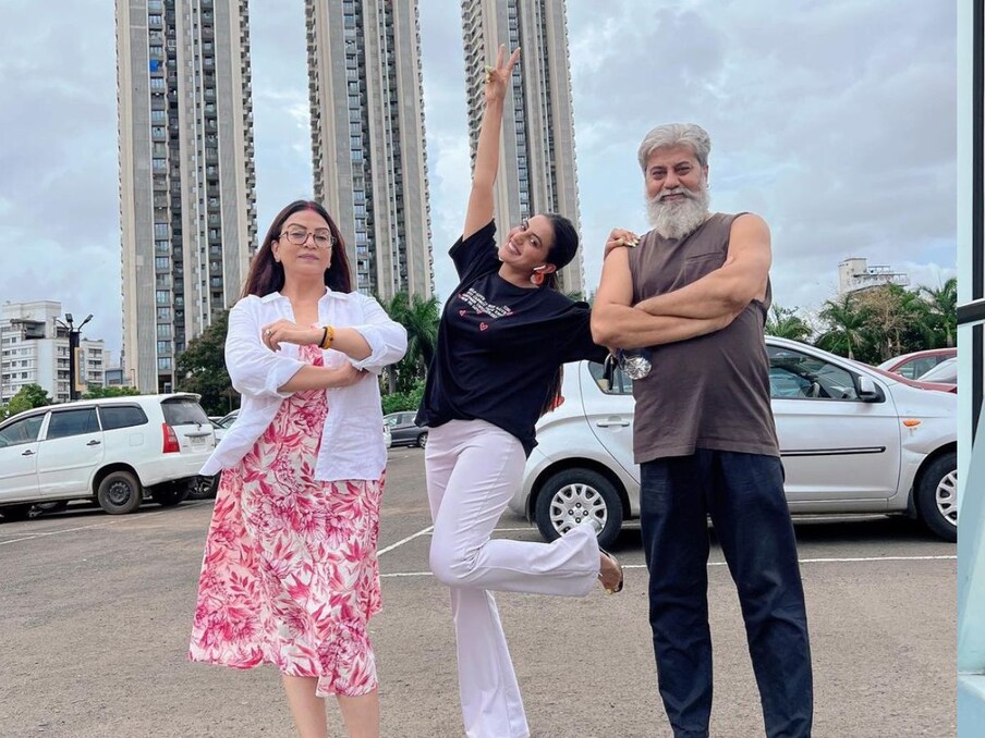  अपने पेरेंट्स के साथ अक्षरा सिंह...(Photo Source- Akshara Singh Instagram)