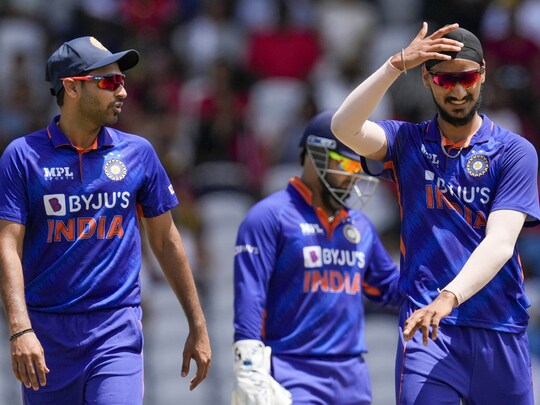 बतौर तेज गेंदबाज भुवनेश्वर कुमार, अर्शदीप सिंह और आवेशा खान को मौका मिला था. भुवनेश्वर नई गेंद और डेथ ओवर्स के स्पेशलिस्ट हैं. वहीं अर्शदीप ने शुरुआती इंटरनेशनल मुकाबलबों में भी अपनी छाप छोड़ी है. वे अब तक 6 मैच में 15 की औसत से 9 विकेट ले चुके हैं. 12 रन देकर 3 विकेट बेस्ट है. (AP)