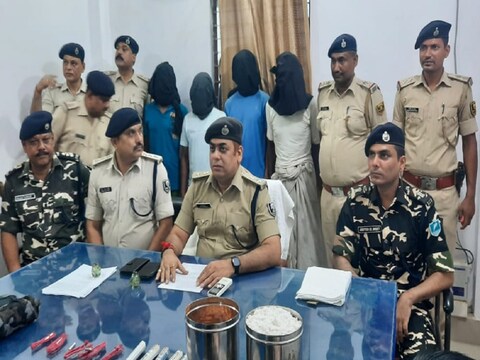 बांका पुलिस ने 4 नक्‍सलियों को विस्‍फोटक के साथ गिरफ्तार किया है. (न्‍यूज 18 हिन्‍दी)