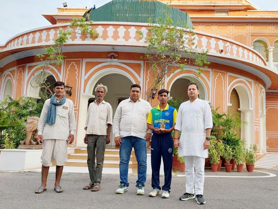  भरत सिंह की कहानी संघर्ष से भरी है. पिता किसान हैं और मां गृहणी हैं. भरत के पिता के पास थोड़ी सी जमीन है जिससे वह अपने परिवार का बमुश्किल गुजारा कर पाते हैं लेकिन अब भरत के माता-पिता खुश हैं. उनका कहना है कि हमारे लिए सौभाग्य की बात है कि हमारा बेटा बड़े शहर में जाकर सरकार की मदद से अच्छी पढ़ाई करेगा और क्रिकेट खेलने में जो उसकी रुचि है उसको तरक्की मिलेगी.
