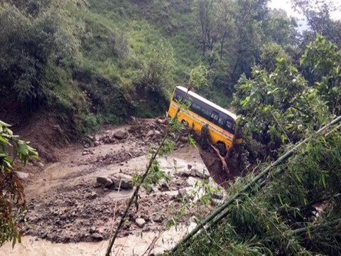 हिमाचल प्रदेश के कुल्लू में बादल फटने के बाद अब बिलासपुर जिले में भी भारी बारिश हुई है. 
