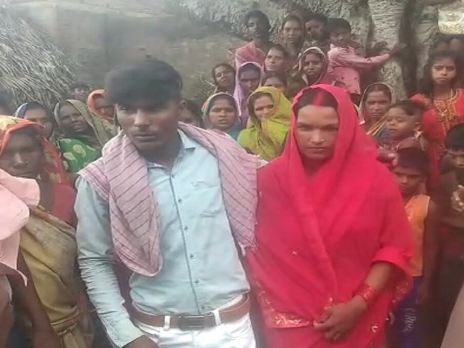  महिला का पति प्रदेश में रहकर मजदूरी करता है. दोनों के गुपचुप संबंध की जानकारी ग्रामीणों को हो चुकी थी और दोनों को रंगे हाथ पकड़ने की फिराक में काफी दिनों से लगे हुए थे. सोमवार की देर रात कुछ ग्रामीणों ने दोनों को धर दबोचा. शादी के बाद महिला अपने दूसरे पति के संग ससुराल चली गई, जबकि तीनों बच्‍चे दादा के पास रह गए. (फोटो: नागेंद्र कुमार)
