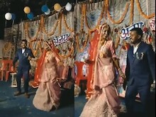 Video : दूल्हा-दुल्हन दोनों निकले गोविंदा के फैन, स्टेज पर किया जबरदस्त डांस