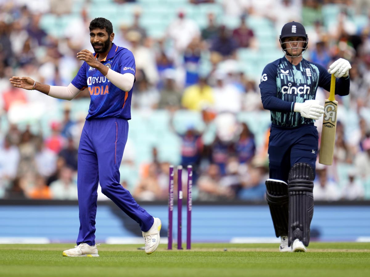 भारतीय पेसर जसप्रीत बुमराह के सामने इंग्लैंड के दिग्गज बल्लेबाज भी बेबस से नजर आए. (AP)