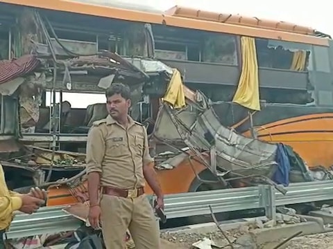 पूर्वांचल एक्सप्रेस वे पर दो डबल डेकर बसों में भीषण टक्कर, 8 की मौत, 35 से अधिक घायल - massive road accident on purvanchal expressway two double decker bus collides 6 killed upat – News18 ...