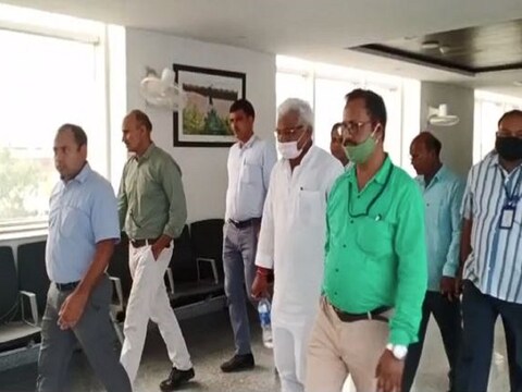 CBI ने बुधवार को भोला यादव के चार ठिकाने पर छापेमारी भी की जिनमें से पटना में दो और दरभंगा में दो जगह शामिल हैं (सफेद कपड़ों में)