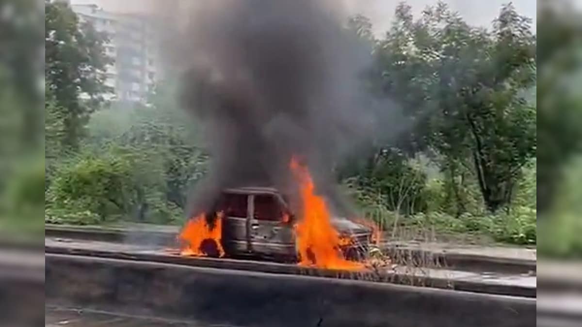 कारोबारी ने कार के अंदर परिवार समेत लगाई आग हुई मौत बिजनेस में घाटे से परेशान था