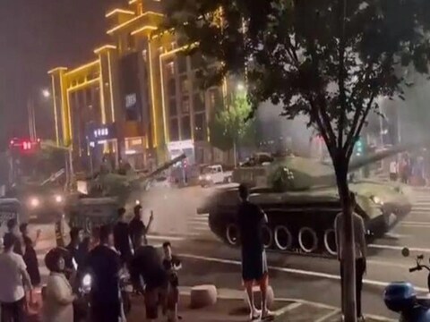 China's Economy: Is China's economy about to collapse? What signs are the tanks guarding the banks?