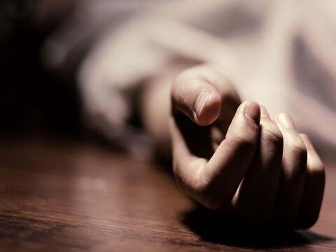 कचरे में पड़ी मोबाइल बैटरी में आग लगाते ही धमाके के साथ किशोर की दर्दनाक मौत हो गई.