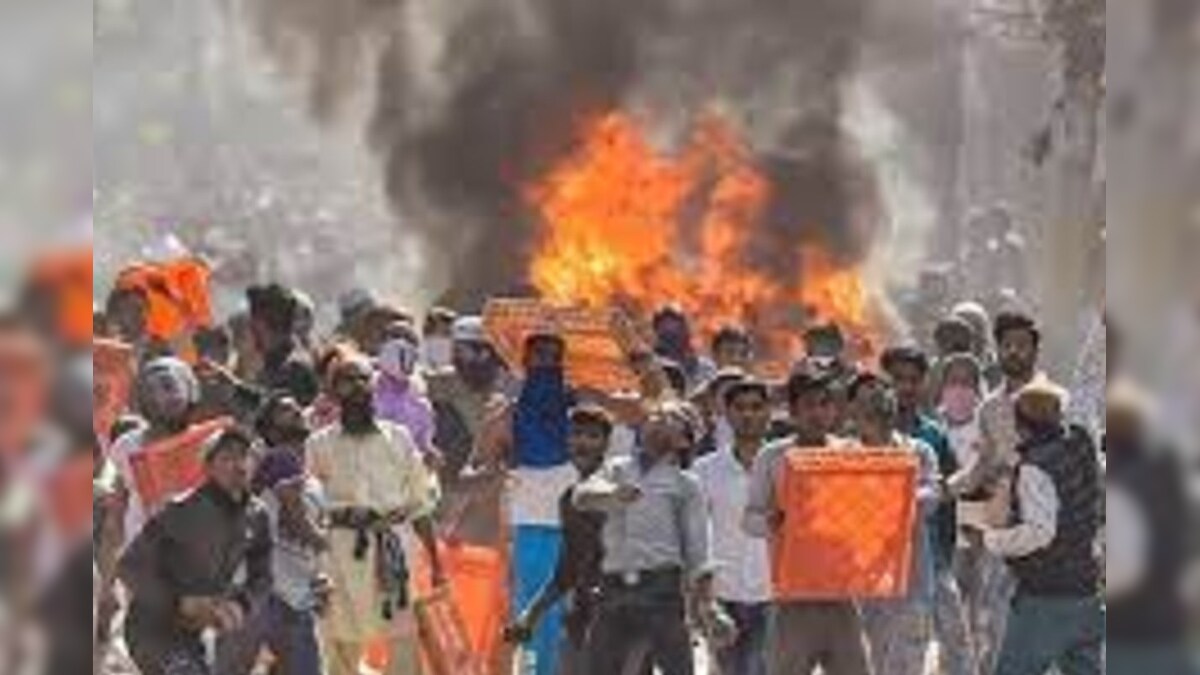दिल्ली में हिंसाः कैंडल मार्च कर रही भीड़ हुई बेकाबू पुलिस पर पथराव गाड़ियों में तोड़फोड़