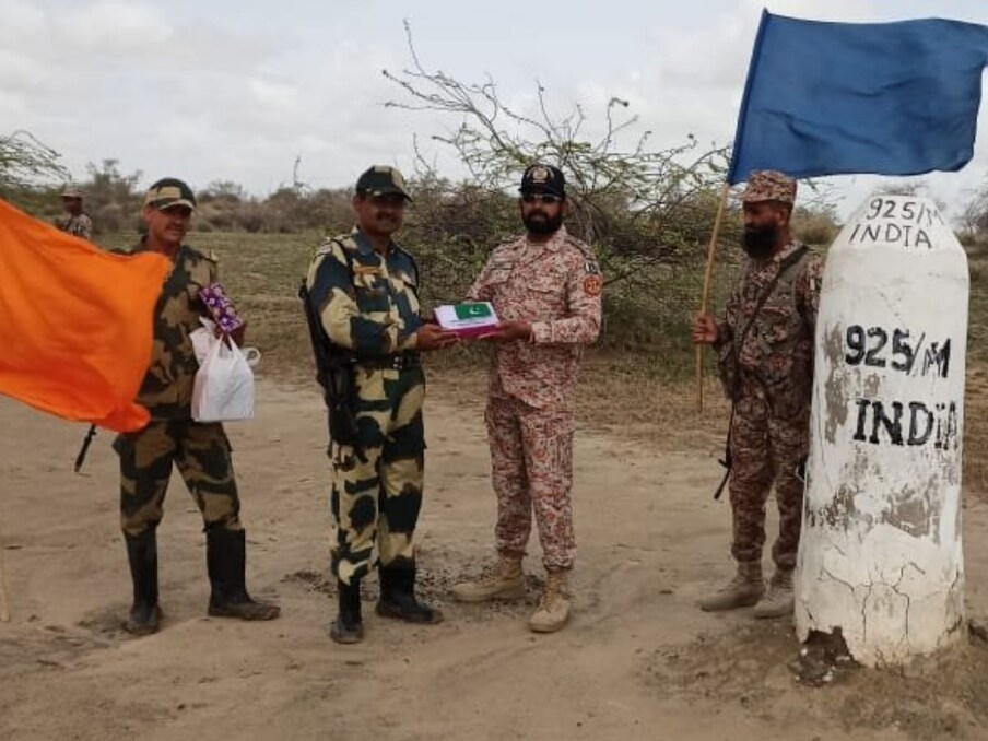 गुजरात में पाकिस्तान से लगी अंतरराष्ट्रीय सीमा पर बीएसएफ ने पाक रेंजर्स के साथ मिठाई का आदान प्रदान किया. गुजरात के बनासकांठा में दोनों ने एकदूसरे को ईद मुबारक कहा. (फोटो ANI)
