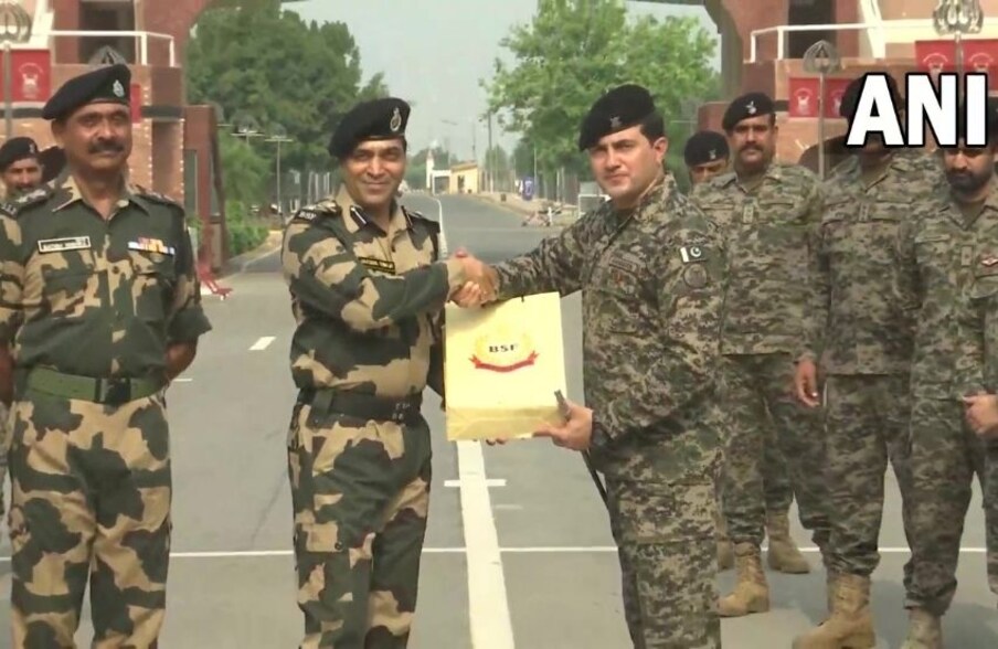 अटारी पर दो साल के बाद ईद पर एकदूसरे को मिठाइयां दी गईं. कोरोना महामारी की वजह से ईद-उल-अजहा पर भारत-पाक के बीच यहां इस तरह का कोई कार्यक्रम नहीं हुआ. (फोटो ANI)