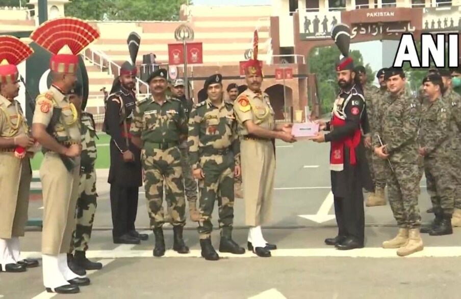 पंजाब के अमृतसर में अटारी वाघा बॉर्डर पर रविवार सुबह ईद मनाई गई. BSF और पाक रेंजर्स ने एकदूसरे को मिठाइयों के साथ बधाई दी. (फोटो ANI)