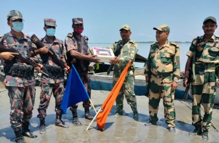 पाकिस्तान ही नहीं, बांग्लादेश को भी भारतीय सैनिकों ने ईद पर मिठाइयां दीं. भारत-बांग्लादेश अंतरराष्ट्रीय सीमा पर बीएसएफ ने बॉर्डर गार्ड बांग्लादेश के अफसरों के मीठी मुबारकबाद दी. @BSF_Guwahati)