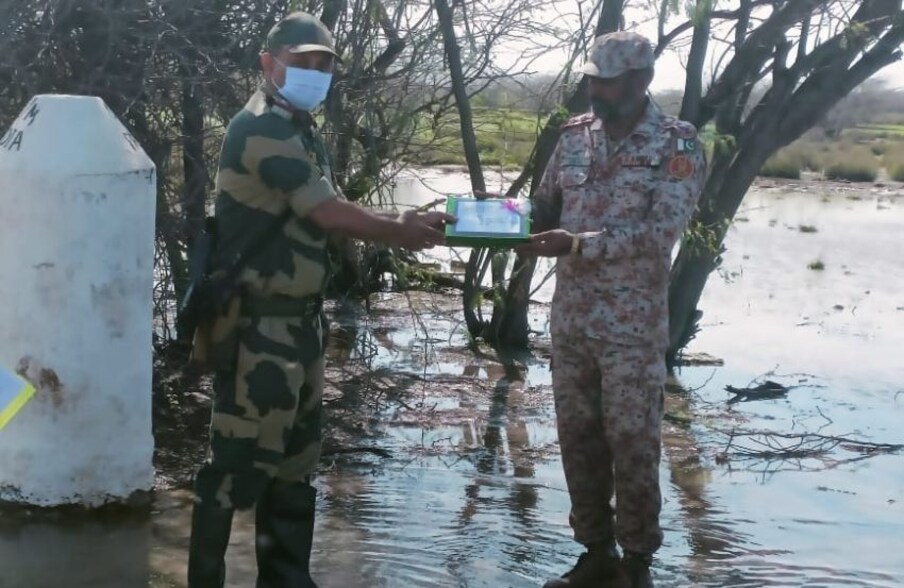 पाकिस्तान सीमा पर कई और जगहों पर भी बीएसएफ की तरफ से ईद पाकिस्तानी सैनिकों को मिठाइयां दी गईं. (फोटो ANI)
