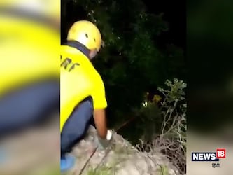  सोमवार 18 जुलाई की देर रात चंबा-आराकोट सड़क मार्ग पर एक ट्रक के खाई में गिरने से उसमें सवार दो लोगों की मौत हो गई. रात के अंधेरे में एसडीआरएफ ने खासी मशक्कत के बाद खाई से हादसे के शिकारों को निकालकर अस्पताल में भर्ती करवाया था. ट्रक चंबा से गुनोगी जा रहा था. एक मृतक की पहचान भगवान दास के रूप में हुई है. एक मृतक चंबा और दूसरा नागनी निवासी बताया जा रहा है.