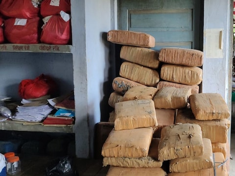 सारण पुलिस ने तकरीबन 1 करोड़ रुपये मूल्‍य का गांजा जब्‍त किया है. (न्‍यूज 18 हिन्‍दी)