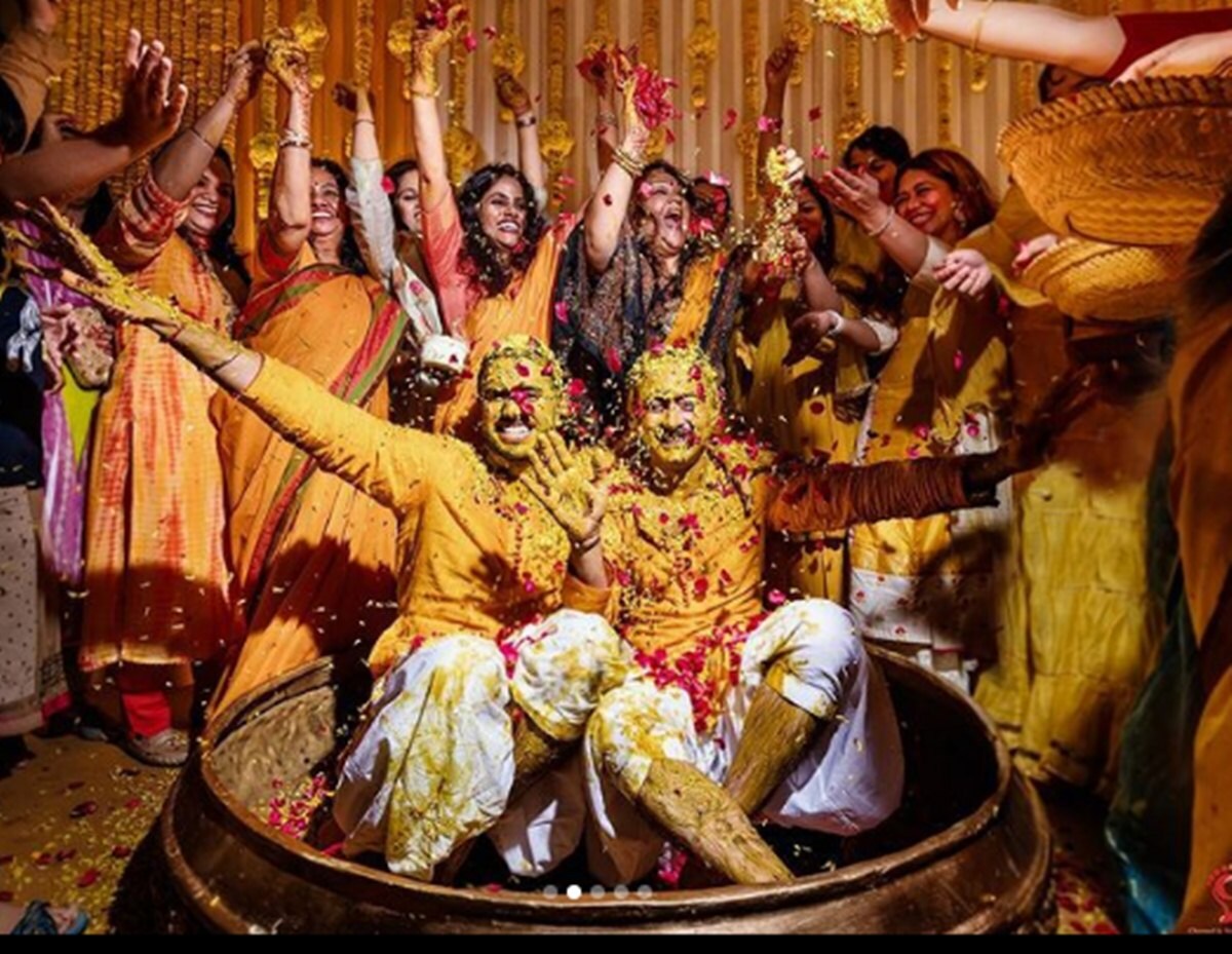 Gay Couple Wedding: कोलकाता में इस समलैंगिक जोड़े ने धूमधाम से रचाई शादी, देखें तस्वीरें 1 gay wedding kolkata