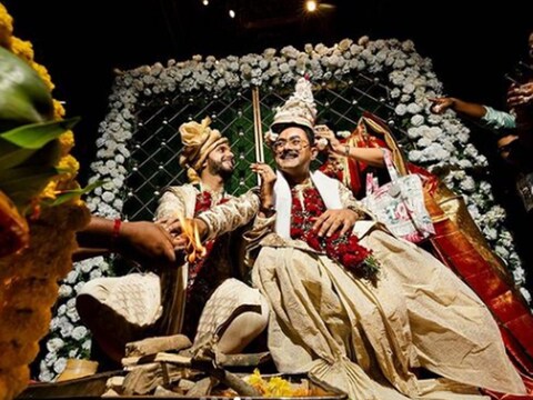 गे कपल ने हिंदू रीति-रिवाज से शादी की. Instagram/(@charcoal_and_vermillion)