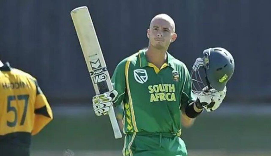  दक्षिण अफ्रीका के पूर्व ओपनर हर्षल गिब्स (Herschelle Gibbs) ने साल 2007 में अपने करियर की दो सबसे बेहतरीन पारी खेली. वह साल 2007 में वनडे क्रिकेट में एक ओवर में छह छक्के जड़ने वाले बल्लेबाज बने. उसी साल उन्होंने टी20 विश्व कप के ओपनिंग मैच में वेस्टइंडीज के खिलाफ नाबाद 90 रन की पारी खेली. गिब्स की धमाकेदार पारी के दम पर दक्षिण अफ्रीका ने विंडीज की ओर से रखे गए 206 रनों के लक्ष्य को 14 गेंद बाकी रहते हासिल कर लिया था. (AFP)