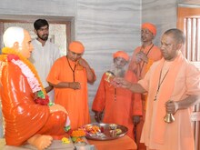 गुरु पूर्णिमा: योगी आदित्यनाथ ने गुरु गोरक्षनाथ पर चढ़ाया रोट का महाप्रसाद
