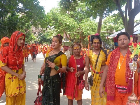 देवघर के लिए चला किन्नरों का यह जत्था रास्ते में दूसरे कांवड़ियों की मदद कर रहा है.
