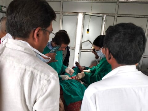 महनार के सामुदायिक स्वास्थ्य केंद्र में प्रभारी डॉक्टर की मौजूदगी में मोबाइल की रोशनी में सर्जरी करता बाहरी व्यक्ति.