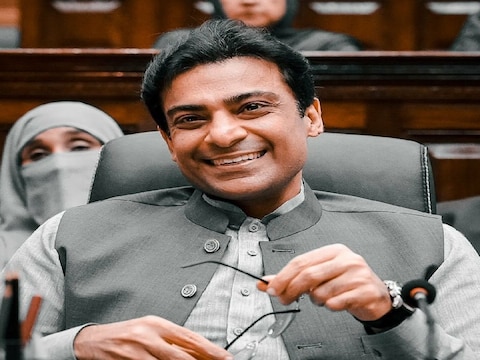 पाकिस्तान के प्रधानमंत्री शहबाज शरीफ के बेटे हमजा शरीफ ने शनिवार को पंजाब प्रांत के मुख्यमंत्री पद की शपथ ली. (फोटो- Twitter/@HamzaSS)