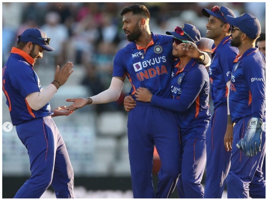  हार्दिक पंड्या ने बीते कल अपने वनडे करियर की सर्वश्रेष्ठ गेंदबाजी की. उन्होंने इंग्लिश टीम के खिलाफ सात ओवर की गेंदबाजी करते हुए 24 रन खर्च कर सर्वाधिक चार सफलता प्राप्त की. इस प्रदर्शन से पहले वनडे क्रिकेट में उनकी सर्वश्रेष्ठ गेंदबाजी 31 रन खर्च कर तीन विकेट थी. (Hardik Pandya Instagram)