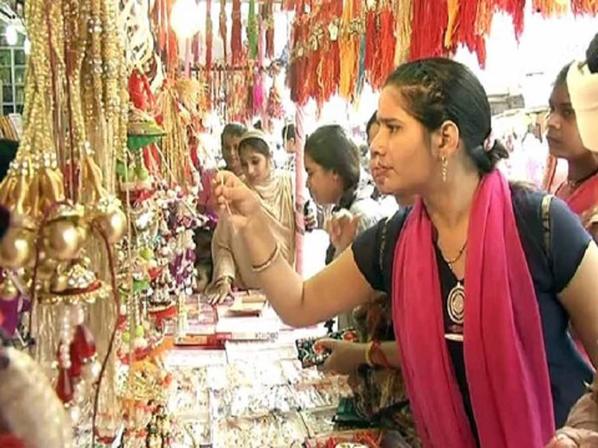 raksha bandhan news, raksha bandhan timing, rakhi shops in delhi cr, Market decorated for Rakshabandhan, demand for attractive design rakhis, rakhi News, delhi ncr rakhi News, रक्षाबंधन पर्व, बाजार, राखियों की स्टाल, आकर्षक डिजाइनर राखी, महंगाई, राखियों के दाम, दिल्ली-एनसीआर के बाजार में राखी के दाम, राखी के रेट्स, डिजाइनर राखियों के दाम, 