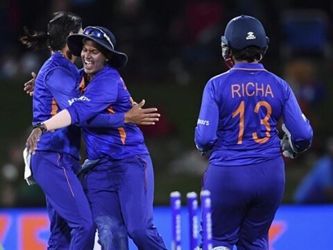 भारतीय महिला टीम ने श्रीलंका के खिलाफ सीरीज के पहले वनडे में 4 विकेट से जीत दर्ज की. (AFP)