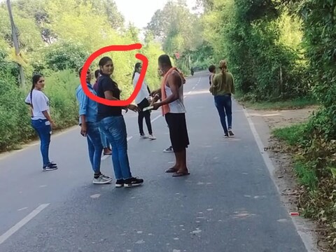 युवतियों को पुलिस ने गिरफ्तार कर एसडीएम के सामने पेश किया जहां पर उन्हें चेतावनी देने के बाद जमानत दी गई. 