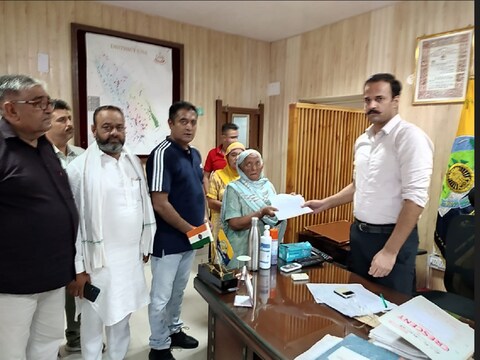 महिला का कहना है कि उसने कई बार संतोषगढ़ पुलिस चौकी में भी अपने बेटे को खोजने की फरियाद लेकर गुहार लगाई.