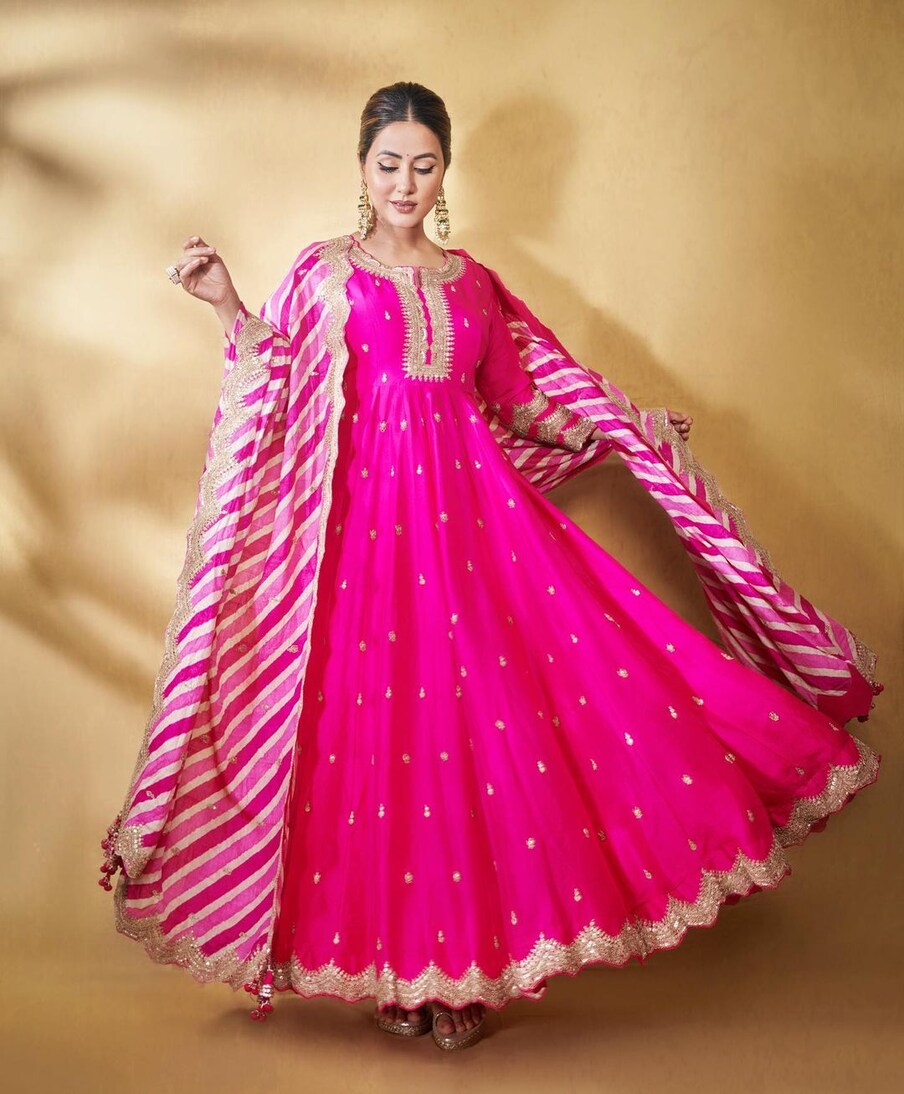  हिना खान चमकदार गुलाबी रंग के अनारकली ड्रेस में आकर्षक लग रही हैं. (फोटो साभार: Instagram@realhinakhan)