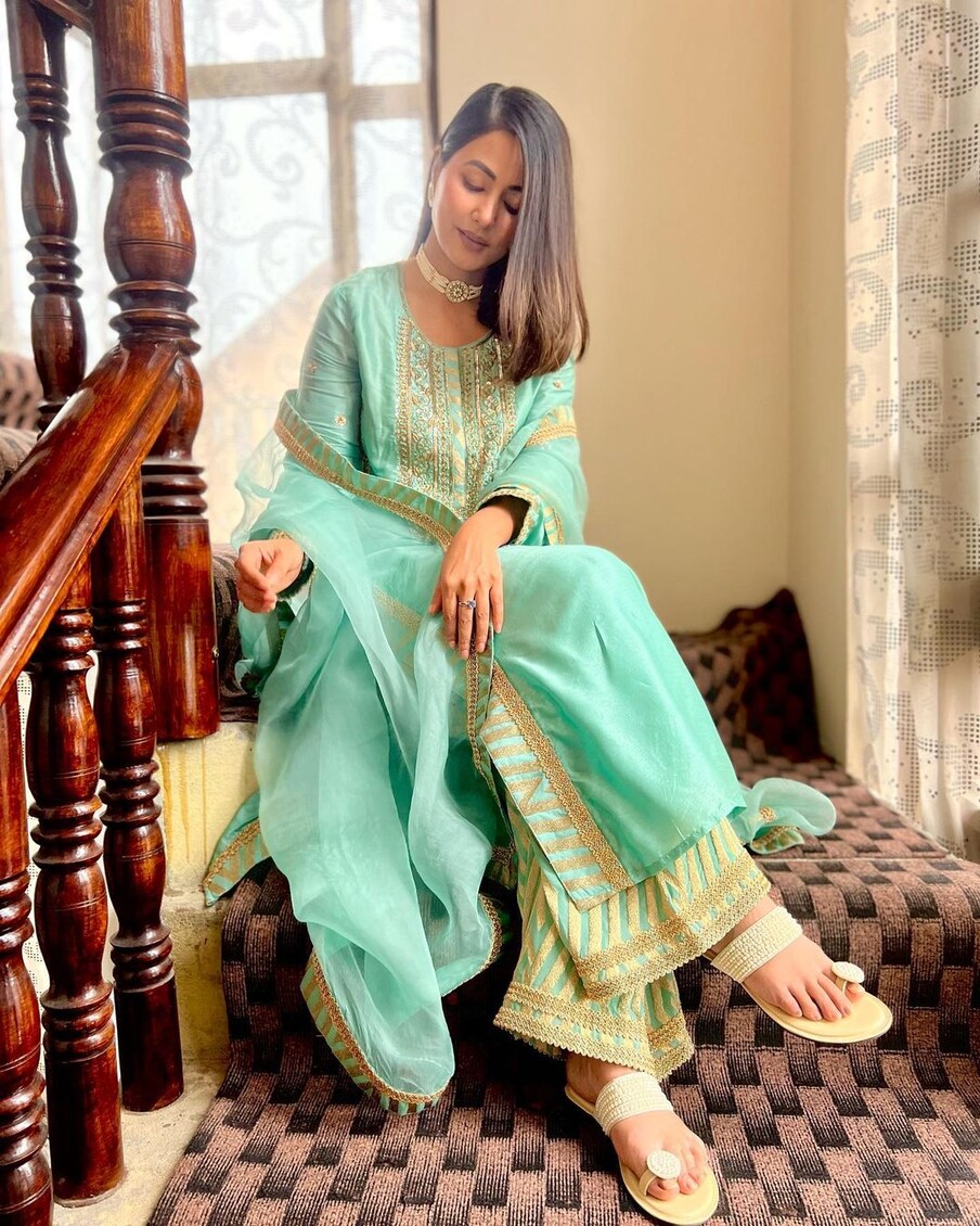  कुर्ता पायजामा जैसी साधारण सी लगने वाली ड्रेस को कैसे कैरी किया जाता है, यह हिना खान से सीखना चाहिए. (फोटो साभार: Instagram@realhinakhan)