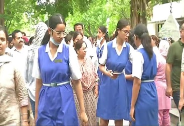  स्कूल स्टाफ और स्कूली छात्राएं भी श्मशान के घाट में पहुंची थी. इनमें ज्यादातर हिमाक्षी के साथ पढ़ने वाली छात्राएं थीं. जो स्कूल ड्रेस में अपनी फ्रेंड के अंतिम संस्कार में पहुंची.