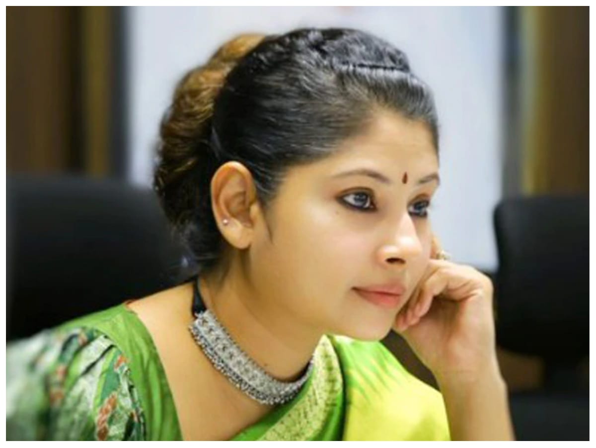 Success Story: सिर्फ 22 साल की उम्र में बनीं IAS, सीएम ऑफिस में मिली पोस्टिंग, सबसे खास है स्मिता की कहानी - success story of ias smita sabharwal most beautiful ias officer –