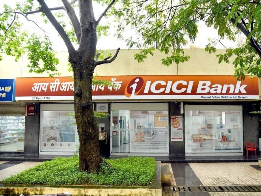  आईसीआईसीआई बैंक भी 8 प्रतिशत की ब्याज दर पर कार लोन दे रहा है. इसी के साथ इस सूची में इस बैंक ने भी अपनी जगह बनाई है. यहां से भी दस लाख का सात साल के लिए लोन लेने पर ईएमआई 15,561 रुपये आएगी.