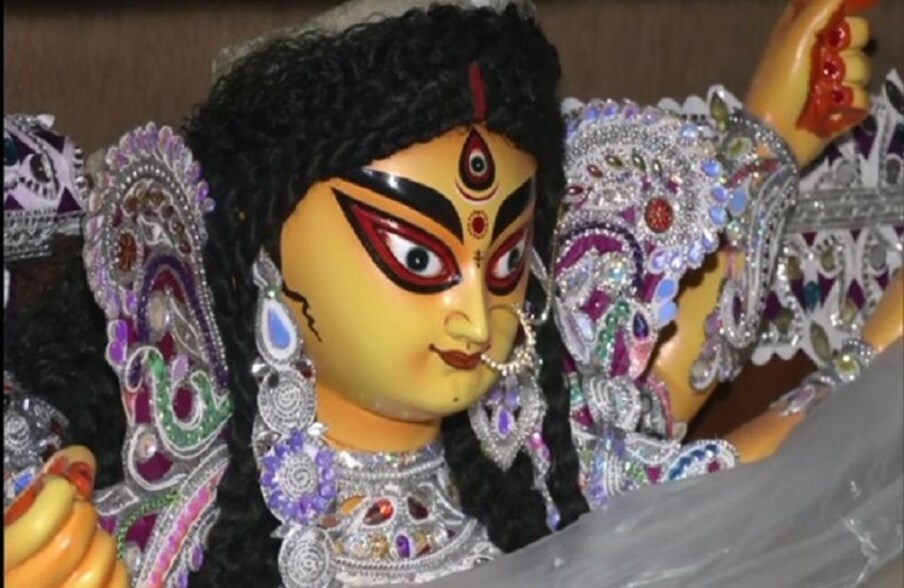  मिंटू पाल ने बताया कि इस साल अभी तक उनको देवी दुर्गा की 11 मूर्तियों का ऑर्डर मिला है. जिसमें मां दुर्गा की 5 मूर्तियां अमेरिका के लिए बनाई गईं हैं.
