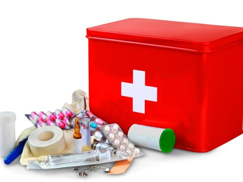 फर्स्ट ऐड किट में बच्चों की जरूरी दवाएं रखनी चाहिए. (Image Canva)
