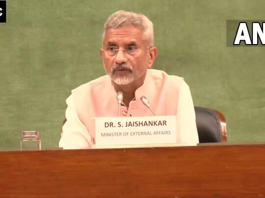 विदेश मंत्री एस जयशंकर सरकार द्वारा श्रीलंका संकट को लेकर बुलाई सर्वदलीय बैठक को संबोधित कर रहे थे. (PHOTO - ANI) 