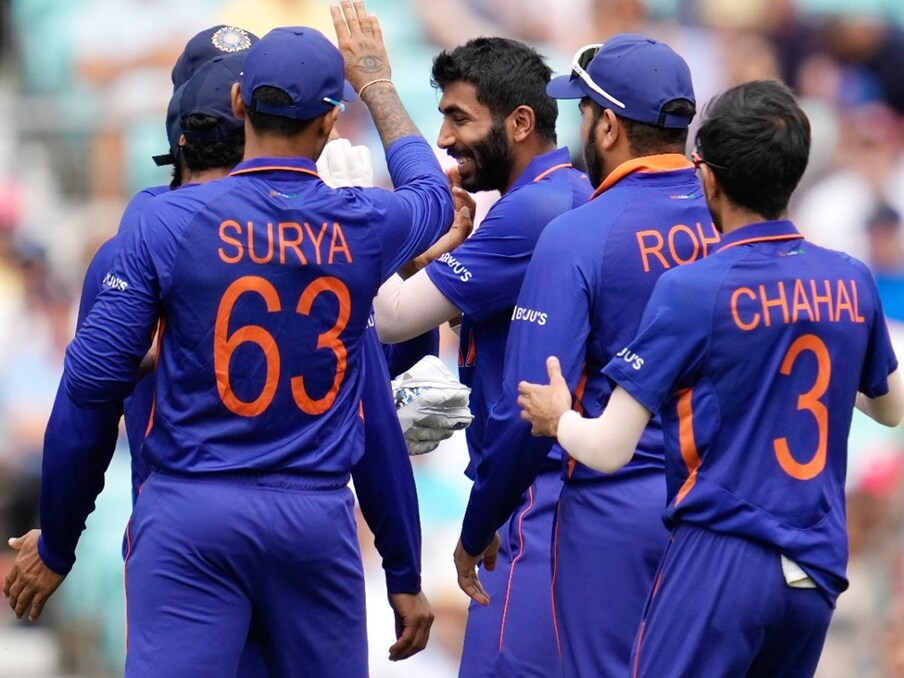  इसके अलावा वह कुलदीप यादव के बाद इंग्लैंड में वनडे की एक पारी में 6 विकेट झटकने वाले दूसरे भारतीय गेंदबाज हैं. रोचक रूप से कुलदीप ने भी 12 जुलाई को ही 25 रन देकर इंग्लैंड के खिलाफ 6 विकेट अपने नाम किए थे. (AP)