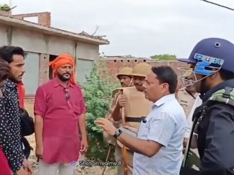 कन्नौज बवाल: हटाए गए डीएम और एसीपी, शुभ्रांत शुक्ला और कुंवर अनुपम सिंह को  मिला चार्ज - violence in kannauj dm and sp removed subhrant shukla and  kunwar anupam singh takes charge