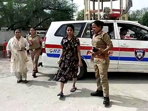 Kanpur Double Murder: पुलिस ने मां-बाप की हत्या में शामिल बेटी को गिरफ्तार कर लिया 