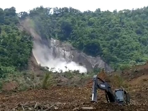 मणिपुर में रेलवे कंस्ट्रक्शन साइट पर भूस्खलन की जगह एक और लैंडस्लाइड हुआ है. (वीडियो स्क्रीनशॉट ANI)