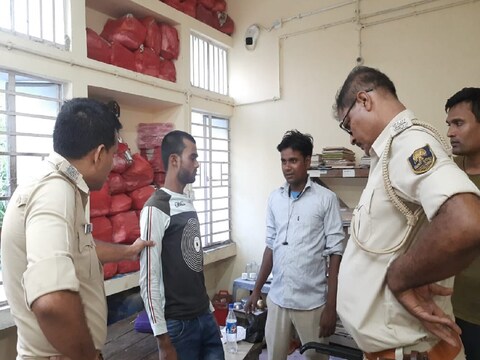 बिहार में शराब तस्‍कर ने गंडक नदी में छलांग लगा दी, जिसे बाद में पुलिस ने हिरासत में ले लिया. (न्‍यूज 18 हिन्‍दी)