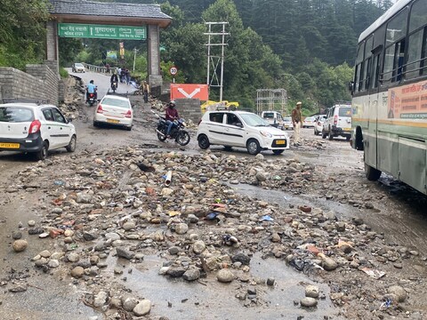 भारी बारिश के बाद पहाड़ाें से सड़कों पर मलबा उतर आया जिससे यातायात भी प्रभावित हुआ.