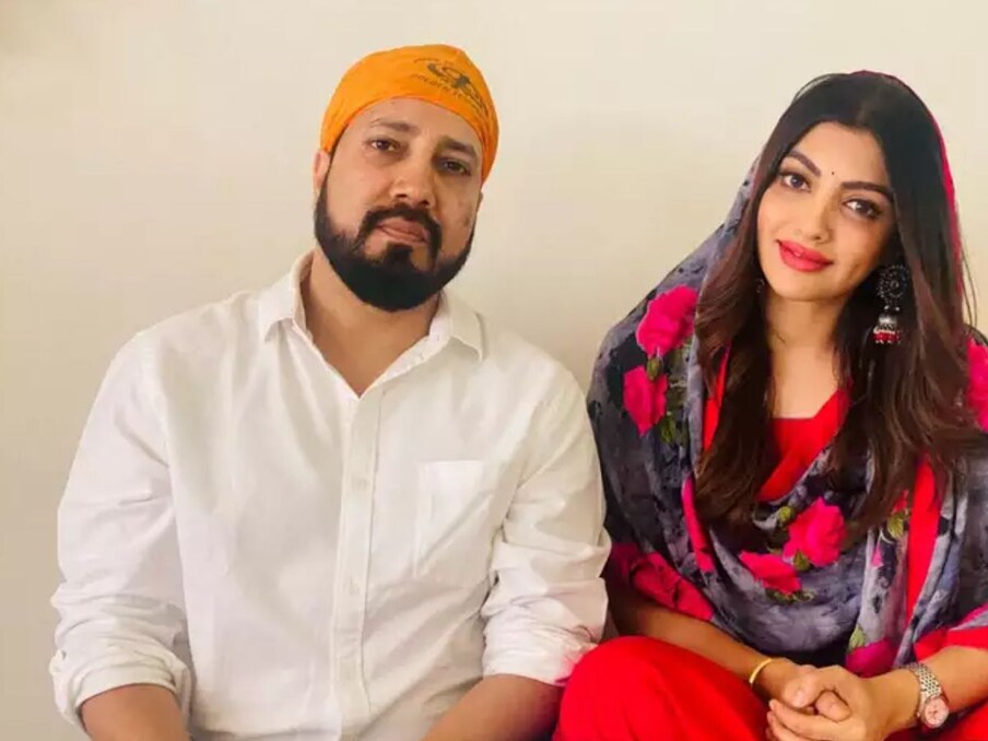  वैसे एक बात गौर करने वाली है कि जब वे आकांक्षा को पहले से ही जानते हैं तो भला शादी करने में क्या दिक्कत? खबरें ऐसी भी हैं कि मीका और आकांक्षा लॉकडाउन में भी साथ रह रहे थे.