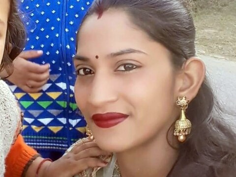 अब परेशान पति अपनी पत्नी की तलाश में दर-दर की ठोकरें खाने को मजबूर है. मामला हिमाचल प्रदेश के मंडी जिले का है.