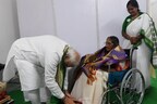 प्रधानमंत्री मोदी ने आंध्र प्रदेश में 90 वर्षीय महिला के पैर छुए, आशीर्वाद लिया, जानिए कौन हैं वह